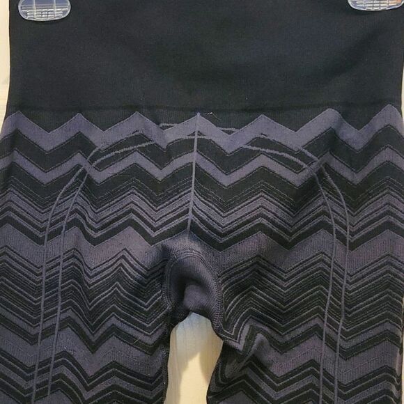 Lululemon Black and Gray Compression Leggings Size 4 - Picture 6 of 7